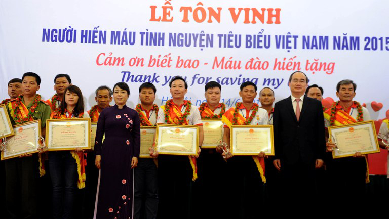 Honra Vietnam a donantes de sangre más destacados en 2015